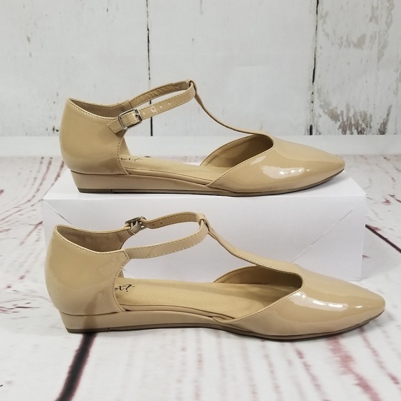 Women's Slightly Wedged Patent Flats - Picture 2 of 8